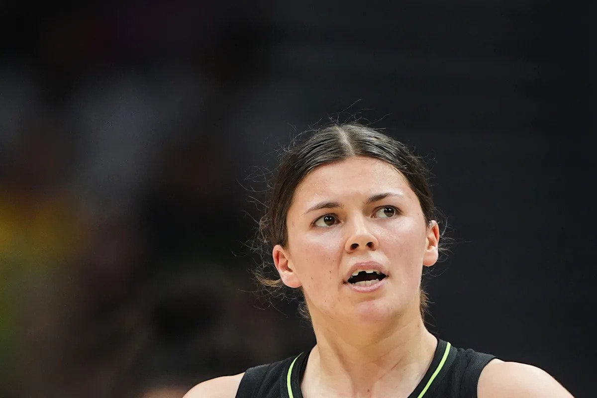 Storm's Jade Melbourne chips front tooth diving for loose ball vs. Valkyries