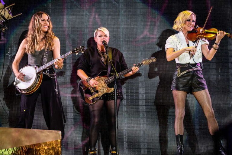 The Chicks return: Trio to tour 'Taking the Long Way' 2006 album