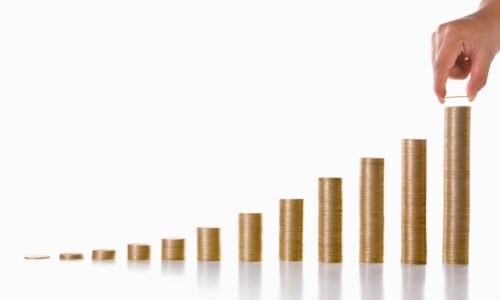 A stack of gold coins is rising in the shape of a bar chart.