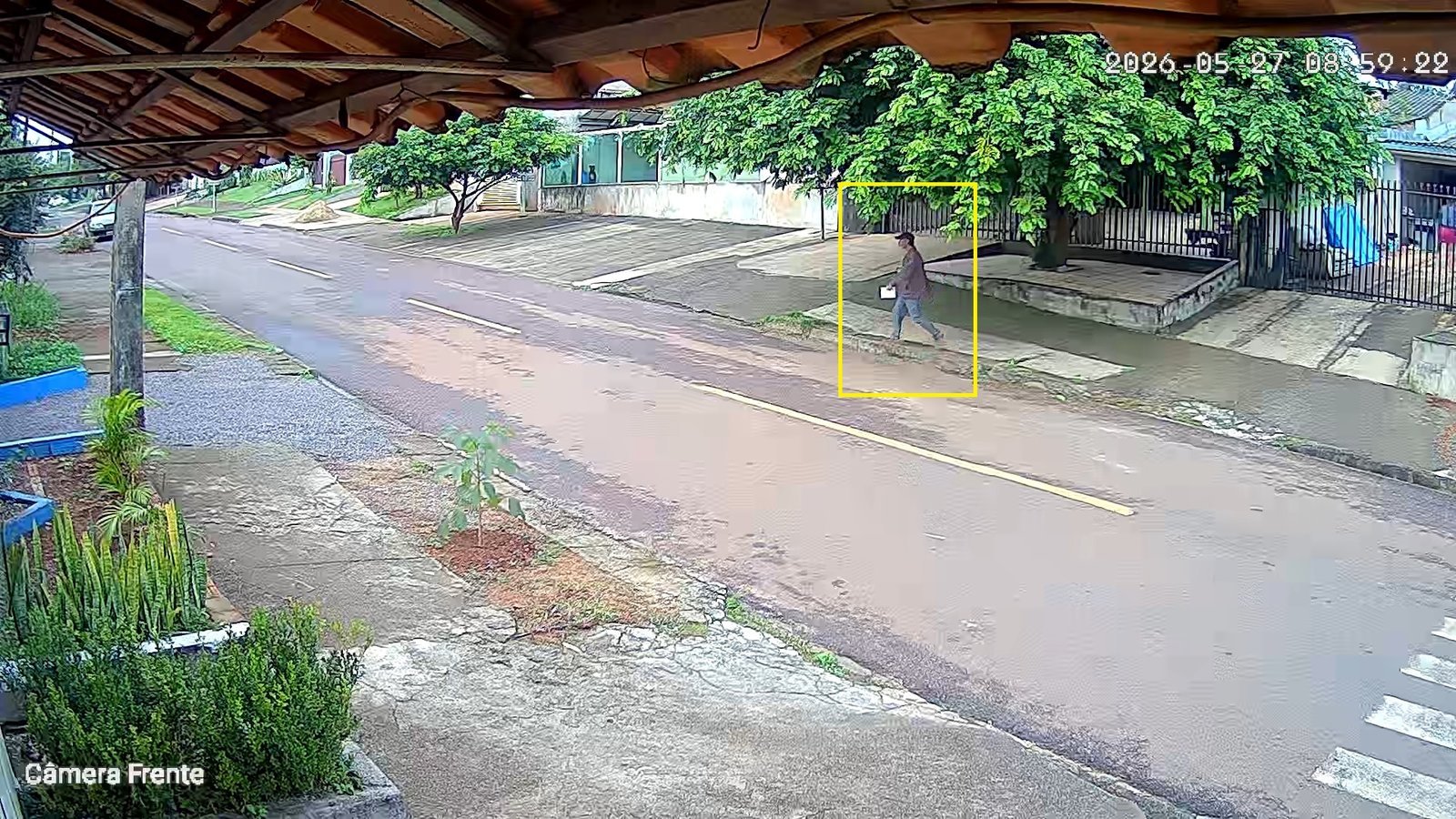 Veja suspeito abordando moradores durante possível golpe que deixou idosa dopada