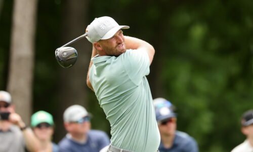 Wyndham Clark overcomes a bit of blood, gets within two of Si Woo Kim