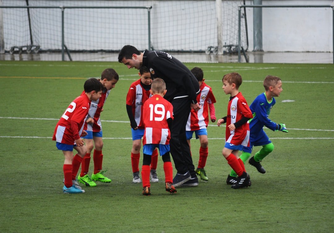 Como ele ajusta o plano tático semana a semana: rotação, funções e gestão de comportamento — soccer coach