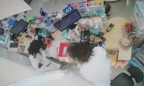 carro invade farmácia e assusta funcionários em Cascavel