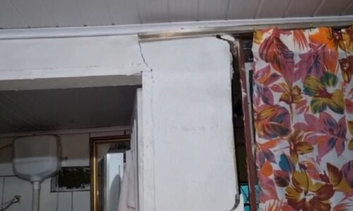 imagens revelam casa rachando por dentro e prestes a desabar em Cascavel