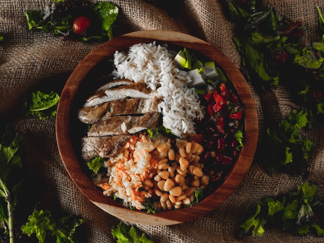 Como essa base funciona no corpo: dos carboidratos e proteínas à estabilidade do açúcar no sangue — bowl of rice and...