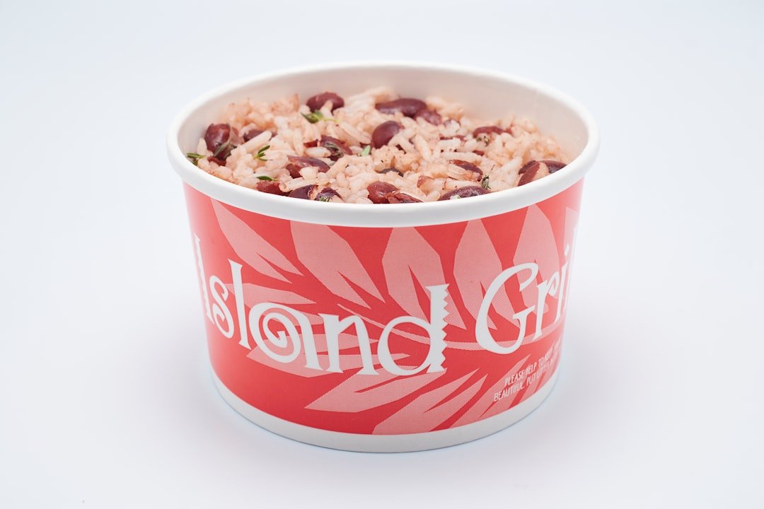 Como decidir o que cozinhar esta semana: critérios de compra, preparo e quando ajustar por sintomas — bowl of rice an...