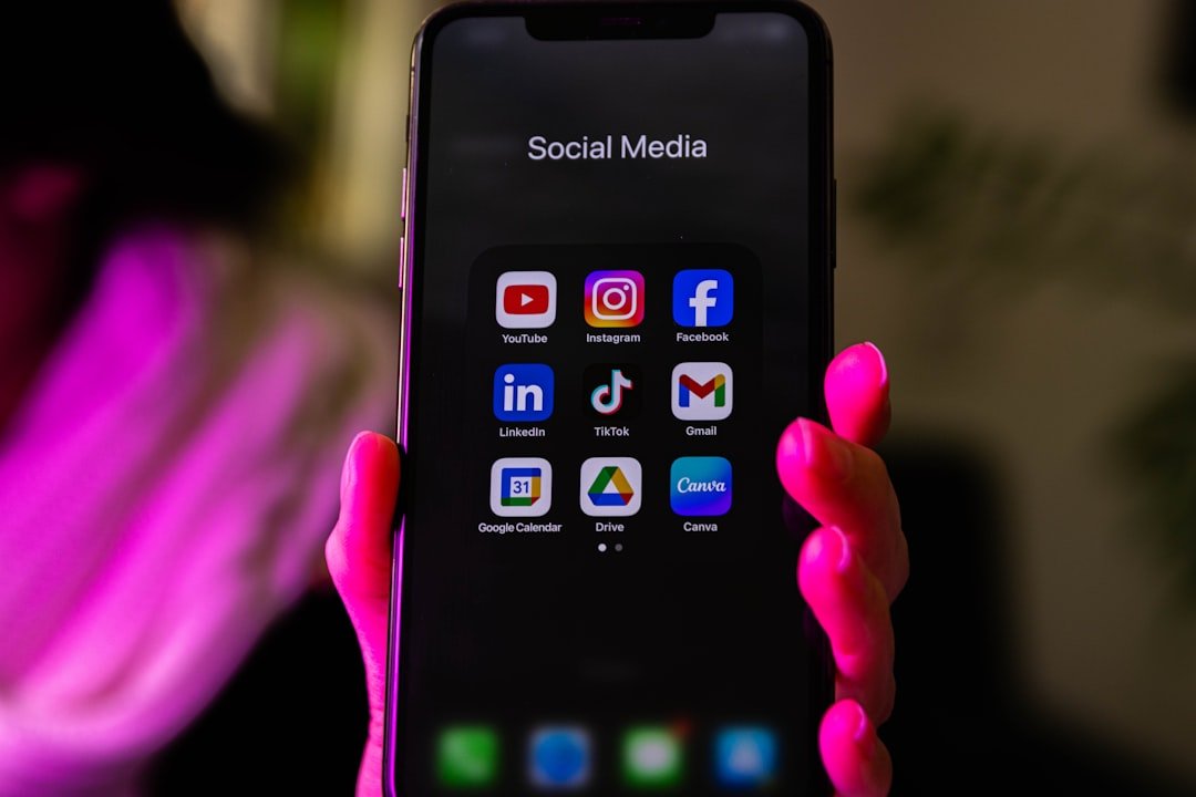 Quais evidências apontam que notificações e redes sociais drenam atenção (e o que isso sugere) — cellphone face-down
