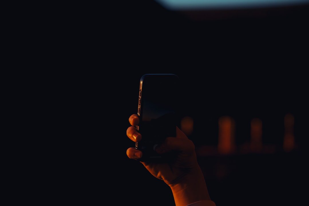 Quando a estratégia falha e como decidir o próximo ajuste (sem abandonar o método) — cellphone face-down