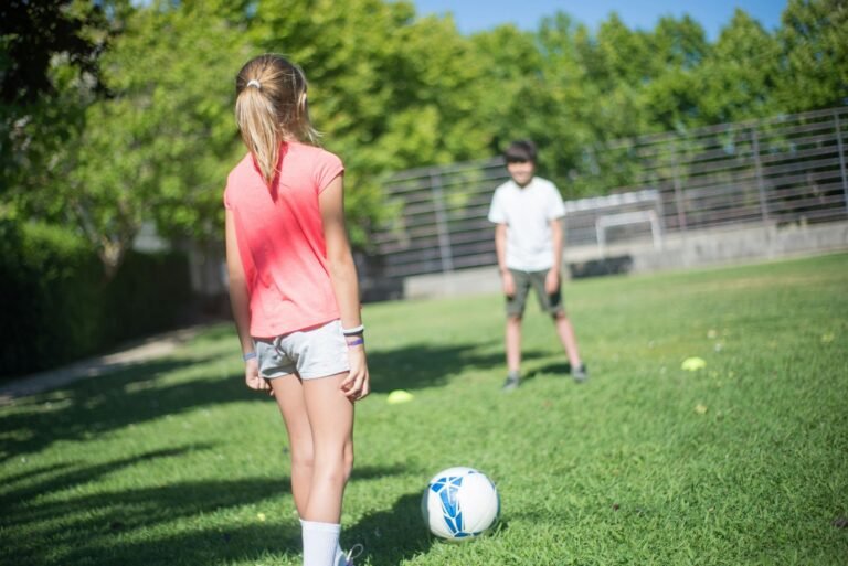 Descubra como planejar férias inesquecíveis para crianças apaixonadas por futebol, com atividades temáticas, destinos ideais e dicas para unir diversão e aprendizado em família