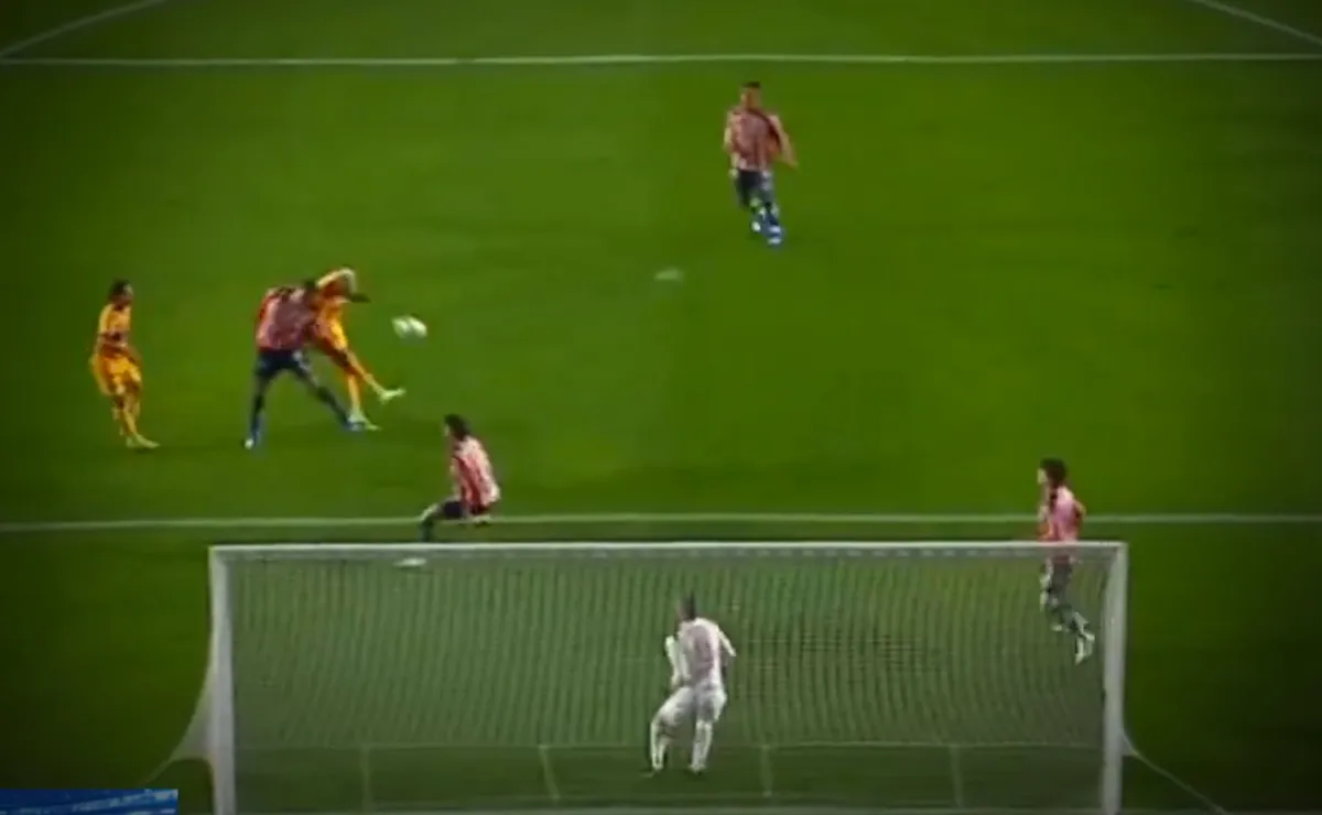 ¡Valió como un gol! Óscar Whalley y su atajadón en el Chivas vs. Tigres que hizo olvidar al Tala Rangel