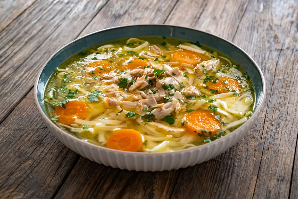 3 sopas proteicas para um jantar saudável e saboroso