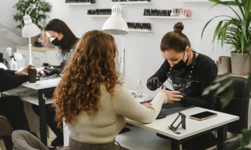 7 dicas de especialistas para quem quer se destacar como manicure
