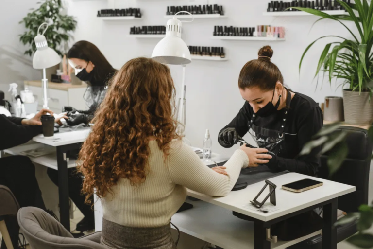 7 dicas de especialistas para quem quer se destacar como manicure