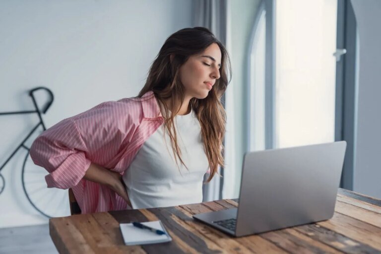 8 sinais de que seu corpo está sofrendo com o excesso de tempo sentado
