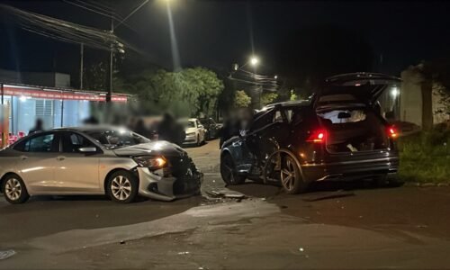 Acidente entre dois carros mobiliza Corpo de Bombeiros na Vila Tolentino
