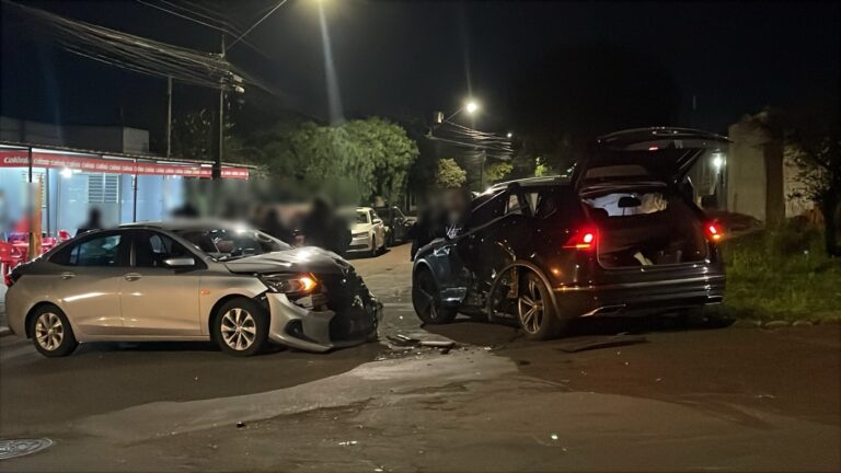 Acidente entre dois carros mobiliza Corpo de Bombeiros na Vila Tolentino