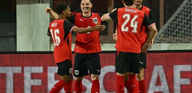 Marcel Sabitzer comemora gol marcado pela Áustria em amistoso contra a Tunísia
