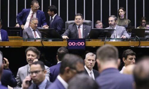Bancadas do PL e do PT lideram assinaturas por pedidos de CPI do Master