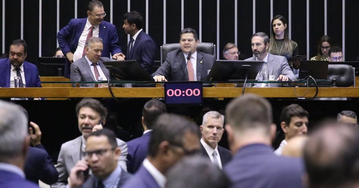 Bancadas do PL e do PT lideram assinaturas por pedidos de CPI do Master