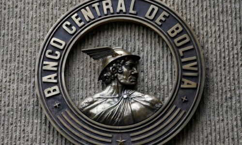 Bolívia encerra paridade cambial com o dólar após 15 anos - 27/06/2026 - Economia