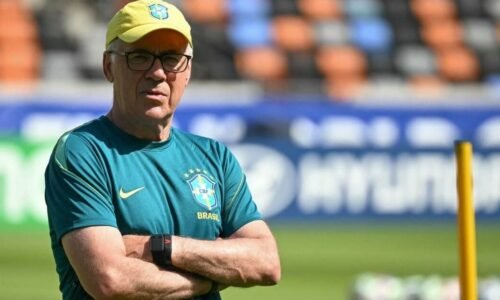 Ancelotti caminha no gramado do Hard Rock Stadium, em Miami