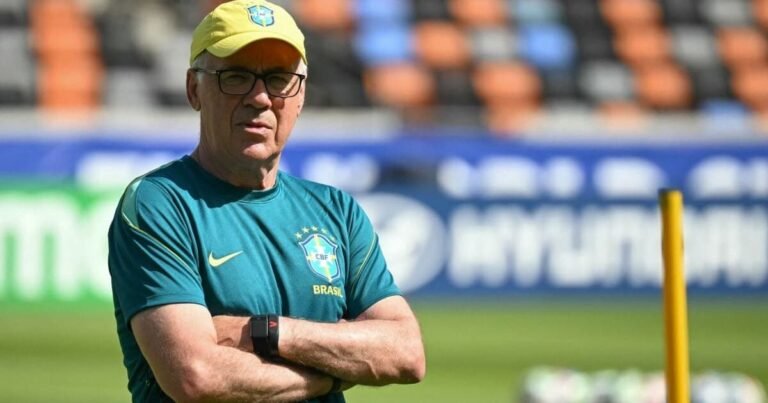 Ancelotti caminha no gramado do Hard Rock Stadium, em Miami