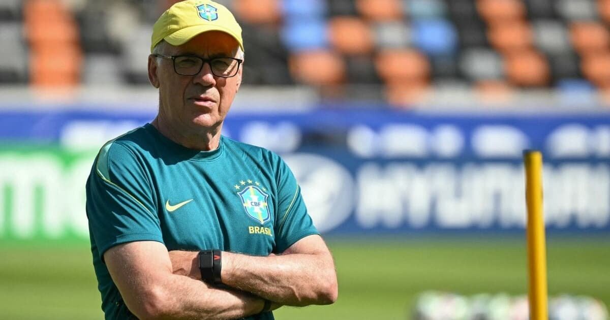 Ancelotti caminha no gramado do Hard Rock Stadium, em Miami
