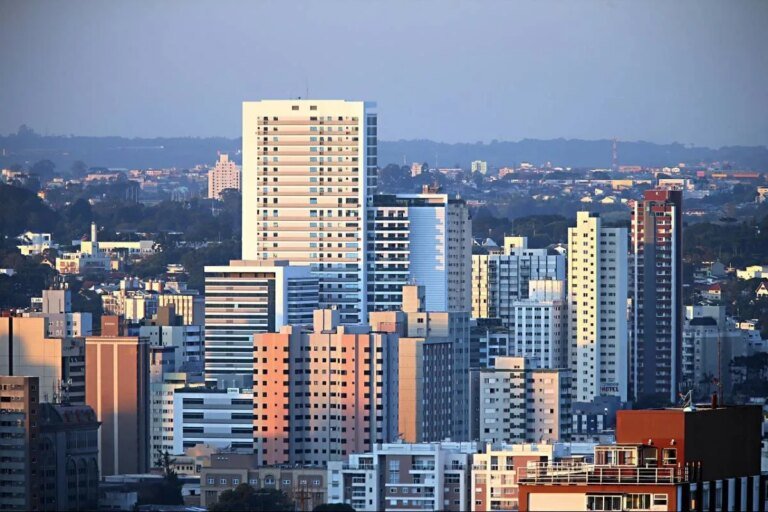 Capital da Solidão? Curitiba se adapta à era da vida solo