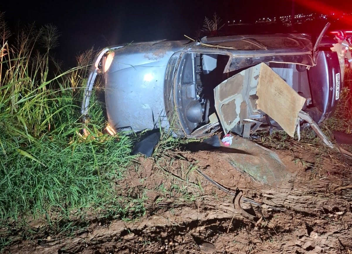Capotamento na PR-182 deixa cinco feridos, três em estado grave