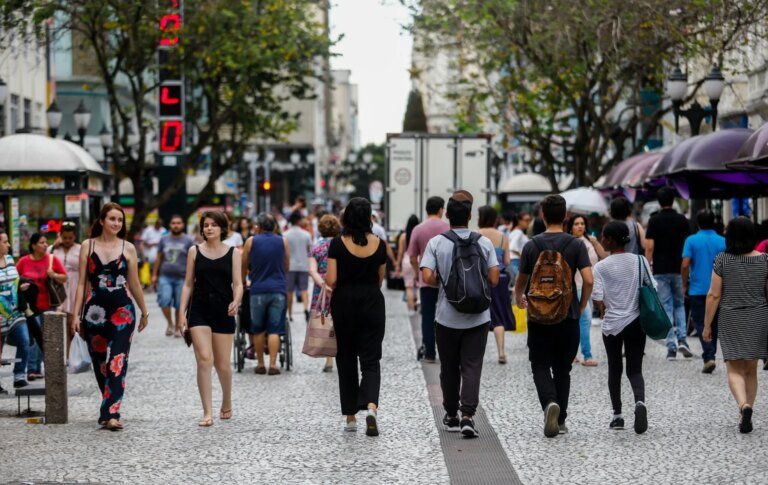 Cinco gerações dividem empresas em Curitiba e redefinem o mercado de trabalho