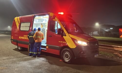Coletor de lixo fica ferido após cair de caminhão durante trabalho em Cascavel