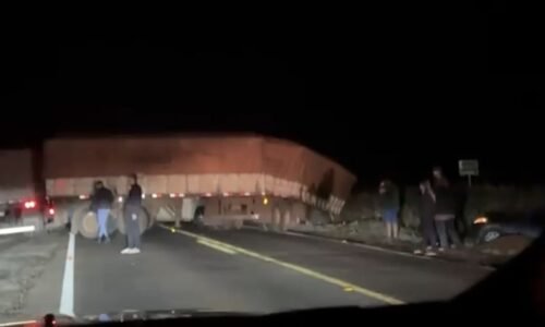 Colisão entre carro e caminhão bitrem bloqueia trânsito na PRc-467