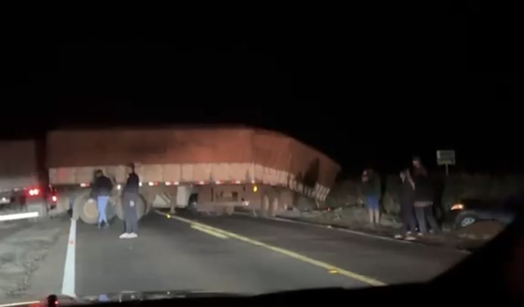 Colisão entre carro e caminhão bitrem bloqueia trânsito na PRc-467