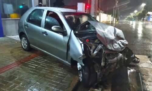 Creta e Palio ficam destruídos após forte batida no bairro São Cristóvão