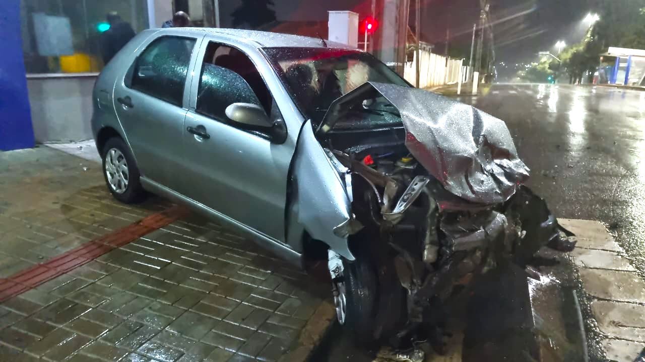 Creta e Palio ficam destruídos após forte batida no bairro São Cristóvão