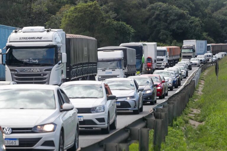 DER/PR detona rochas e bloqueia rodovia por 40 minutos no Paraná