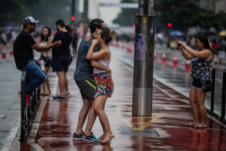 Dia dos Namorados terá chuva e temperatura de até 21°C - 12/06/2026 - Cotidiano