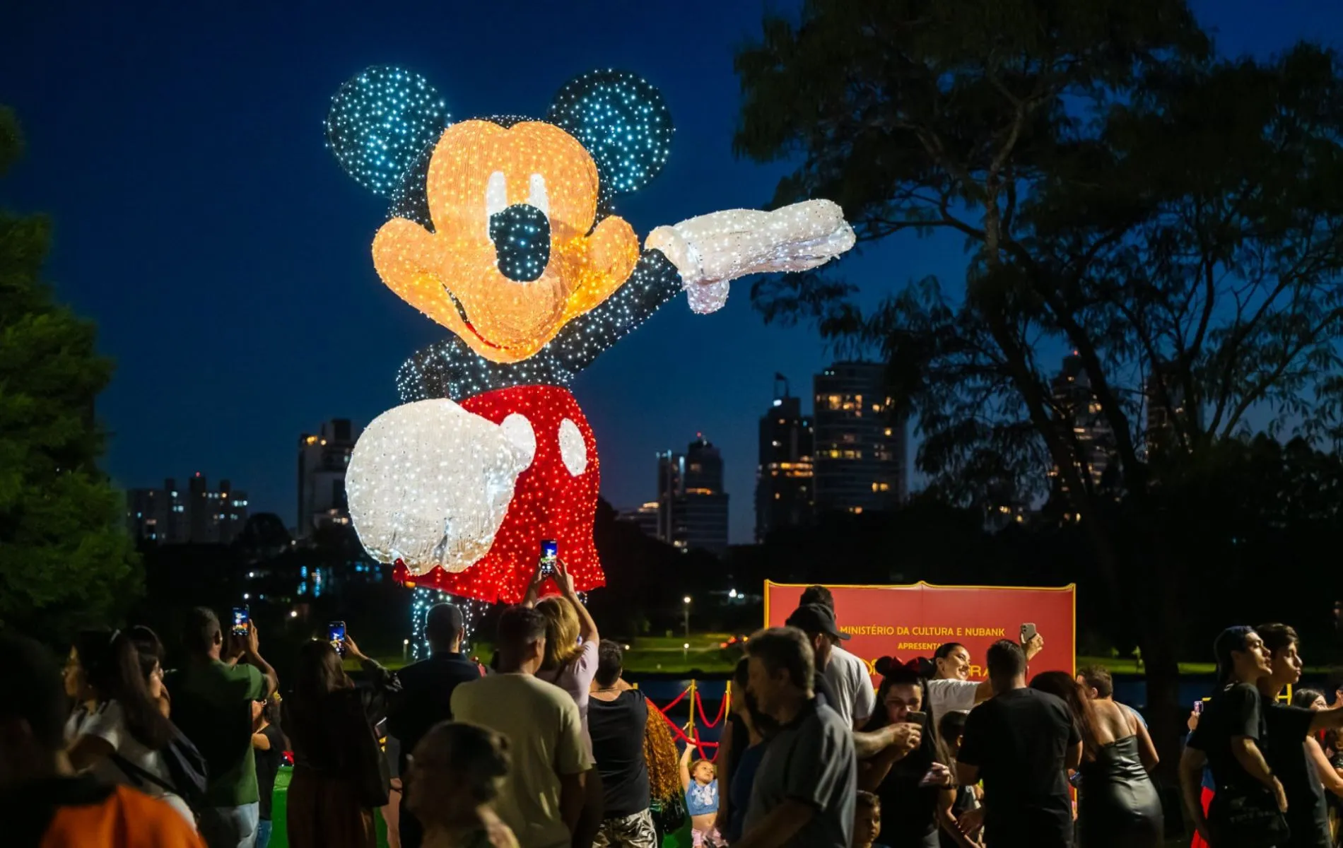 Disney confirma espetáculos de natal, com novas músicas e filmes ao ar livre