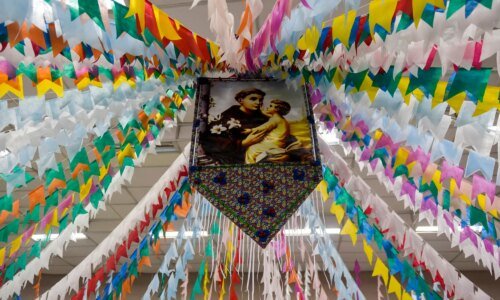 Festa Junina em Curitiba tem bolo de Santo Antônio com 2 mil santinhos