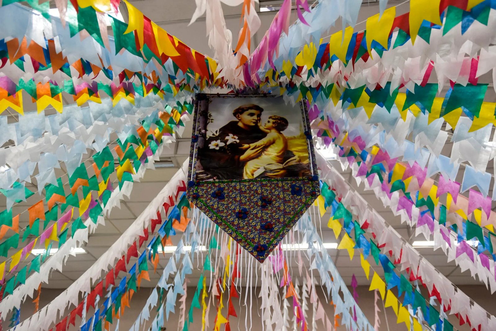 Festa Junina em Curitiba tem bolo de Santo Antônio com 2 mil santinhos