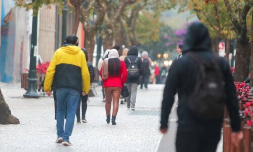 Frente fria invade o Paraná com ventos de 60 km/h e ar polar na sequência