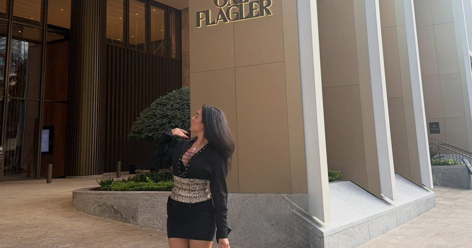 Georgina Rodríguez faz charme ao posar com bolsa mais cara do mundo