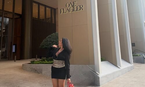 Georgina Rodríguez faz charme ao posar com bolsa mais cara do mundo