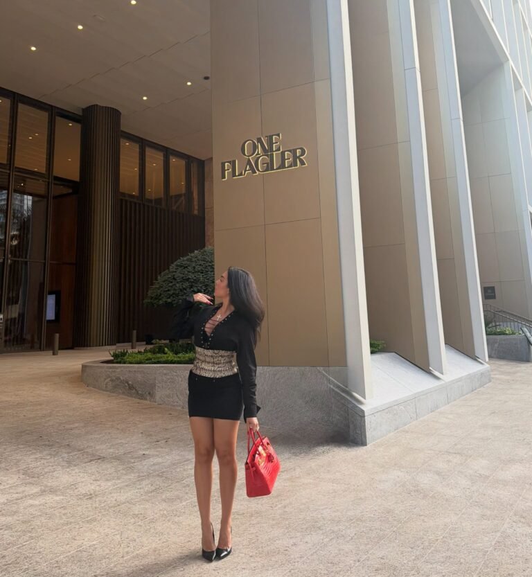 Georgina Rodríguez faz charme ao posar com bolsa mais cara do mundo