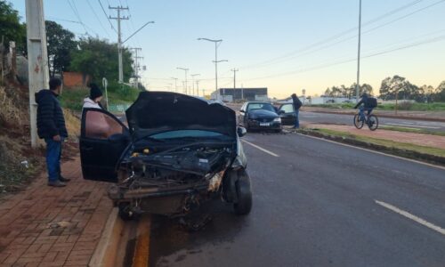 Gol e Fiesta se envolvem em forte acidente com vítimas na Avenida Piquiri, em Cascavel