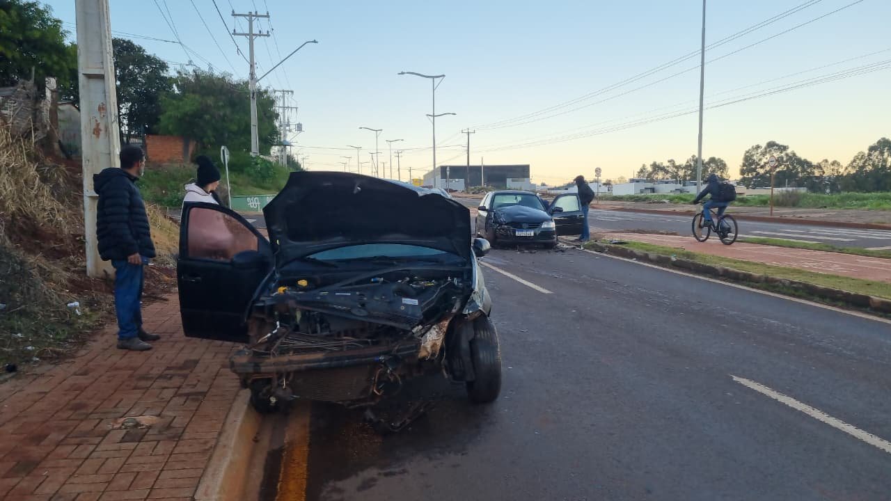 Gol e Fiesta se envolvem em forte acidente com vítimas na Avenida Piquiri, em Cascavel