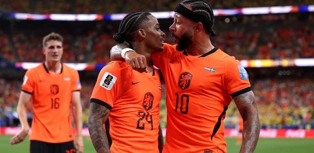 Memphis comemora com Summerville após dar assistência para o atacante marcar em Holanda X Suécia pela Copa do Mundo 2026