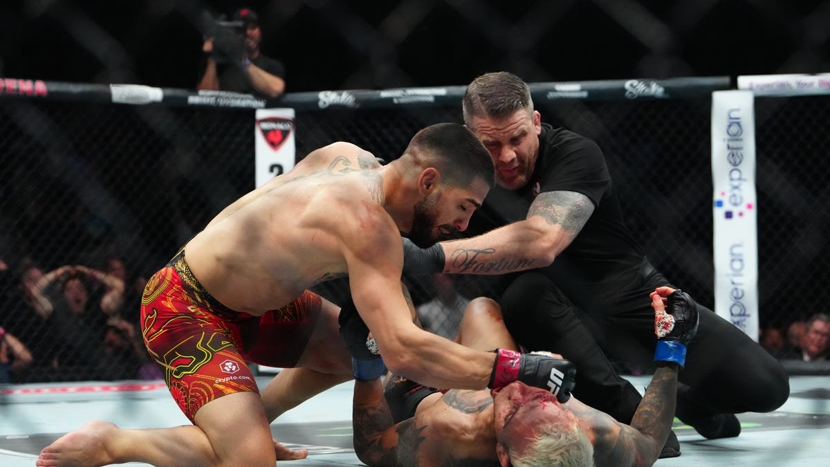 Ilia Topuria shuts down Charles Oliveira
