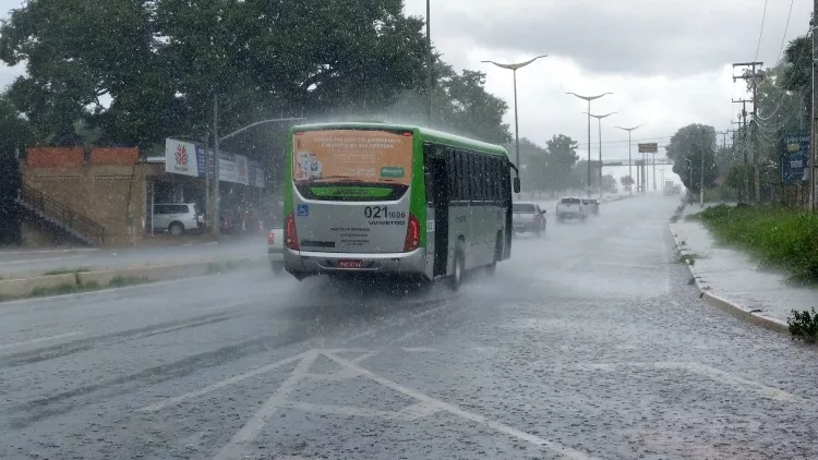Inmet emite alerta de chuvas intensas para 2 municípios do Cariri