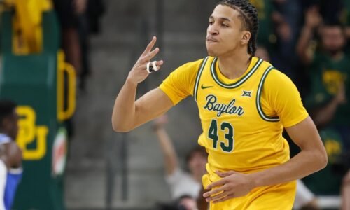 Lakers trade up to No. 24 pick, select Cameron Carr